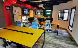 Our general room has large tables and comfortable chairs for the daily work of the Steplix teams.