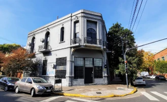 The office on the outside is an old building on the corner of Uriarte and Costa Rica in Palermo, Buenos Aires.